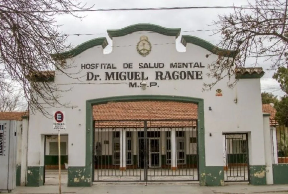Frente del Hospital de Salud Mental Dr. Miguel Ragone, con el portón de rejas cerrado