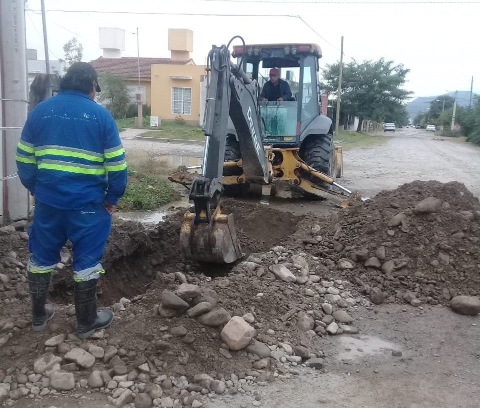 aguas del norte reparo canerias obstruidas por raices en barrio el huaico
