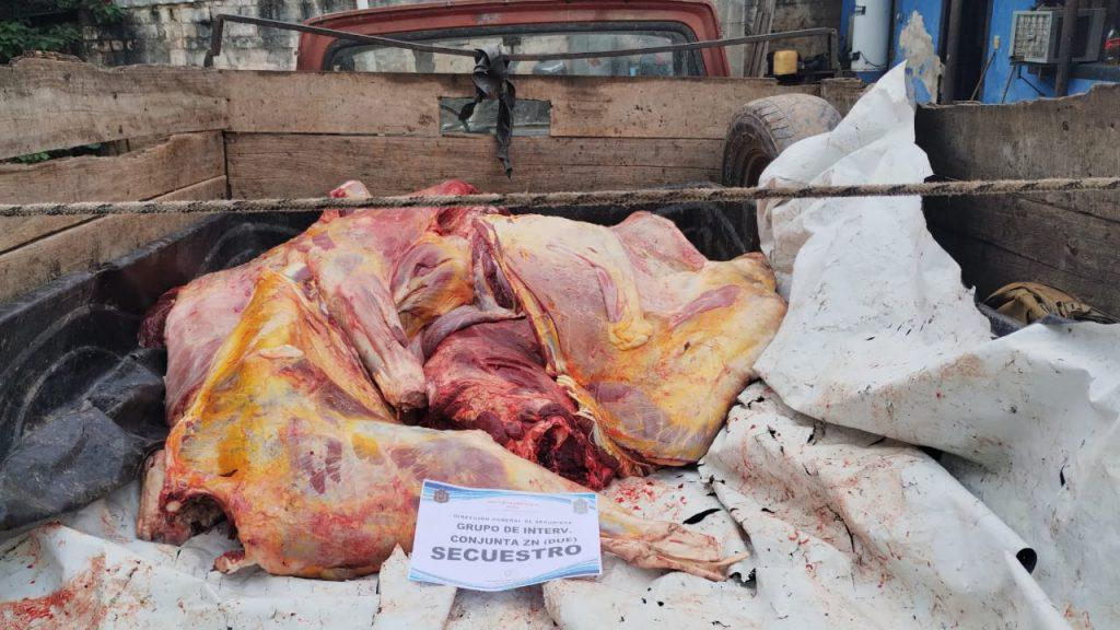 en pleno mediodia llevaban mas de 300 kg de carne en la caja de una camioneta