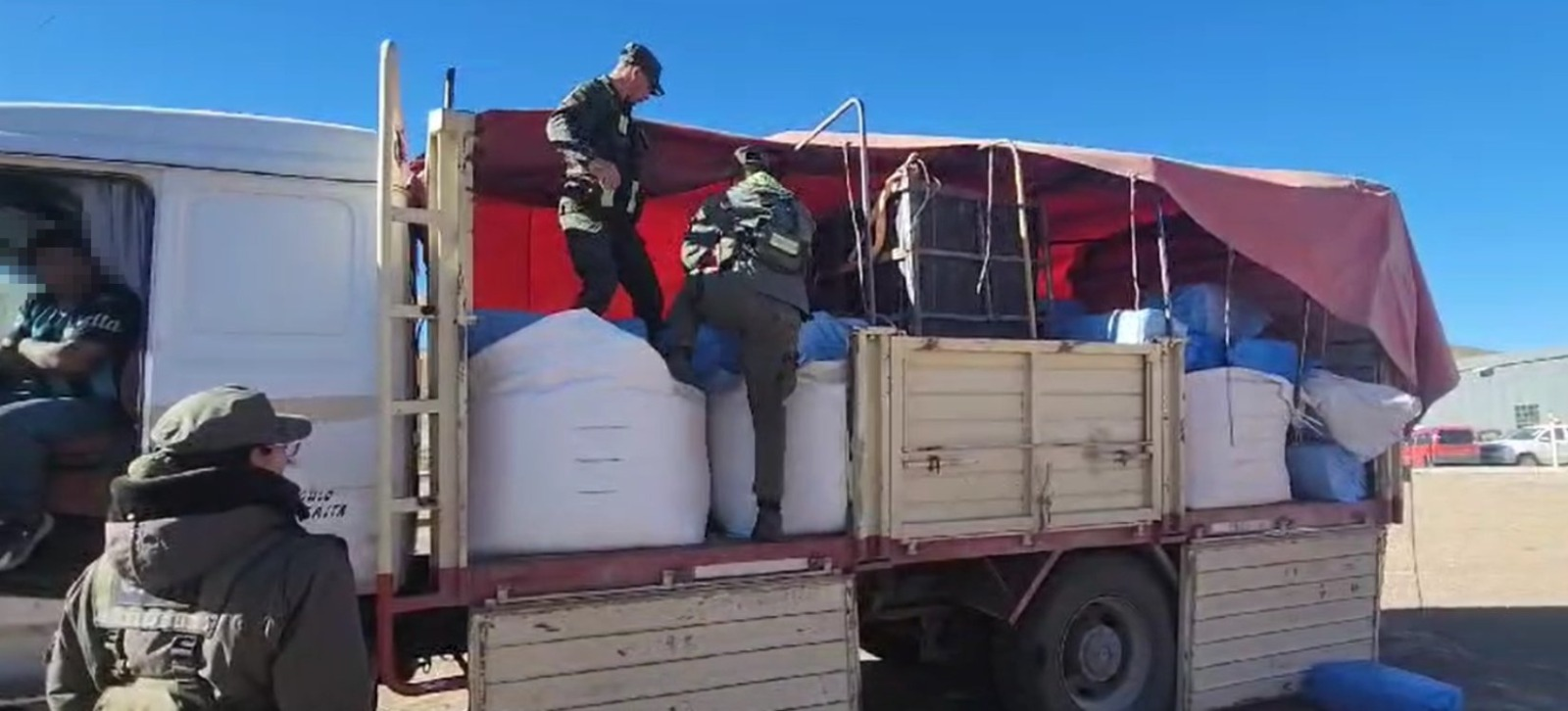 circulaba por la ruta 51 con un camion cargado con 1 150 kilos de hojas de coca