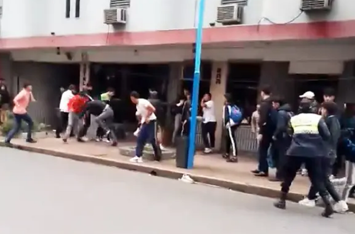 batalla campal estudiantes se agarraron a las pinas en pleno centro en tucuman video