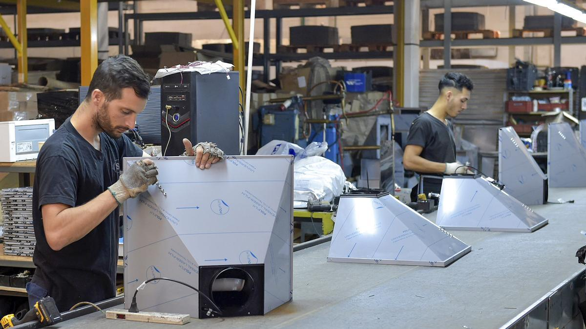 por los cambios en el impuesto pais esperan la baja de precios en celulares electronicos y alimentos