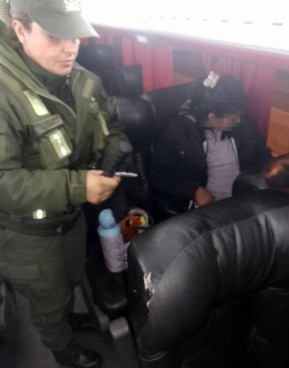 oran ocho pasajeras llevaban adosados al cuerpo 62 kg de cocaina