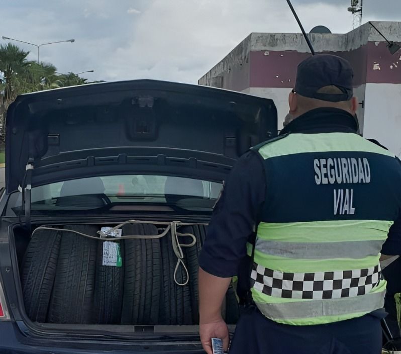 la policia secuestro 12 neumaticos que eran contrabandeados