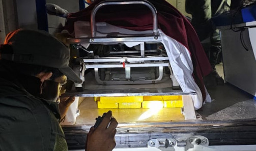 fingieron ser medico y paciente para llevar mas de 100 kg de cocaina en una ambulancia