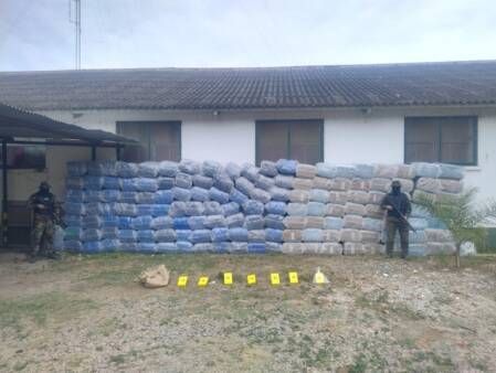gendarmeria incauto mas de 3800 kilos de hojas de coca cocaina y miles de cigarrillos en el rio bermejo
