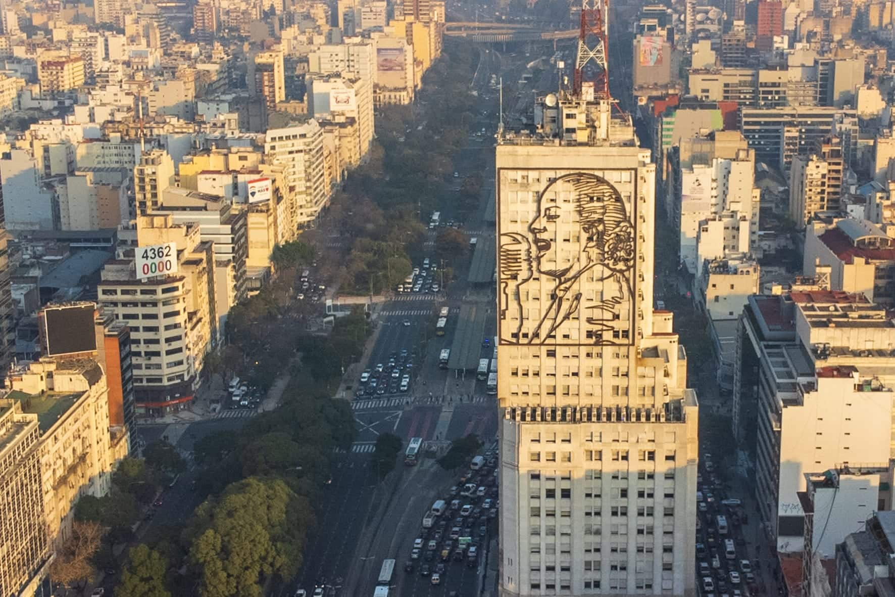 el gobierno analiza cerrar y demoler el edificio con la imagen gigante de evita