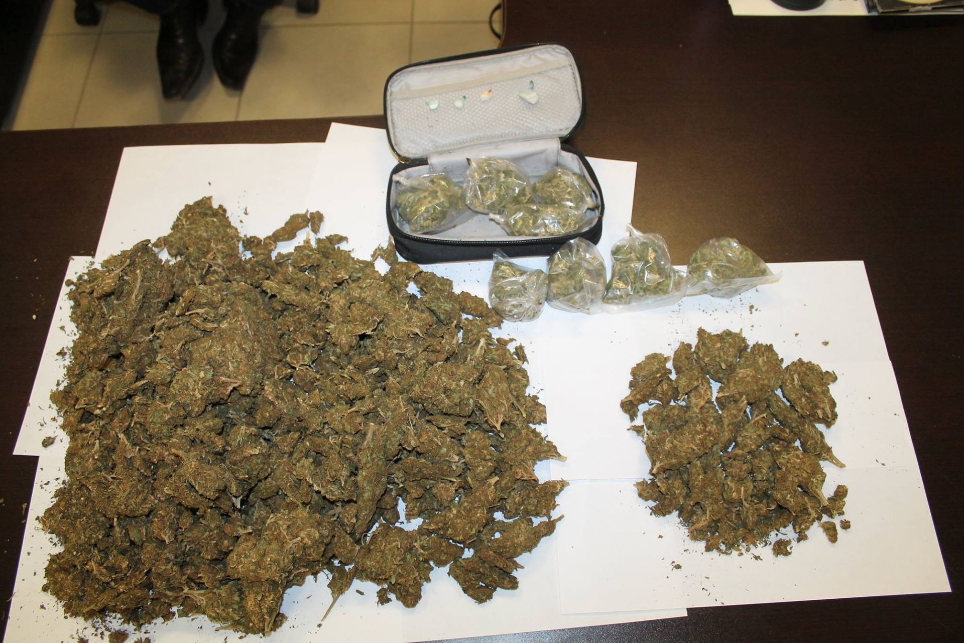 metan detienen a un joven con mas de un kilo de marihuana en una mochila al bajar de un colectivo
