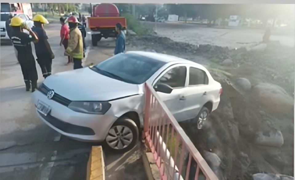 cafayate se durmio mientras manejaba y quedo colgando del puente del rio chuscha