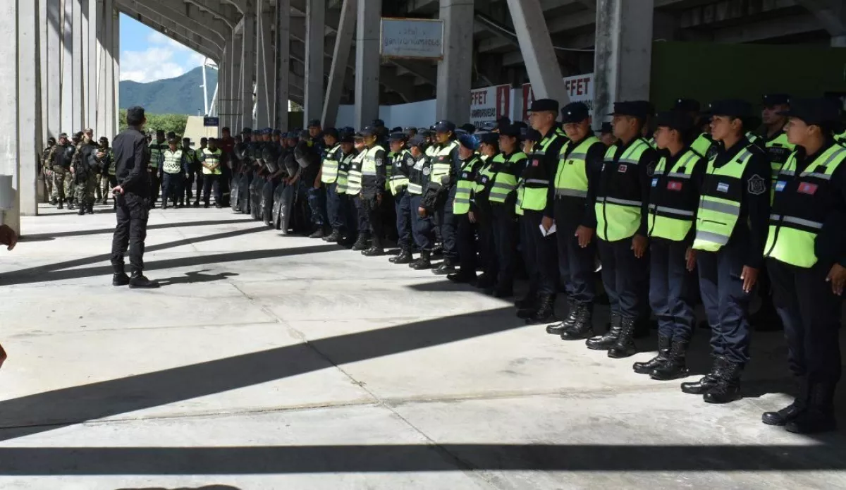 la policia diagramo un dispositivo de seguridad para el clasico salteno con mas de 400 efectivos