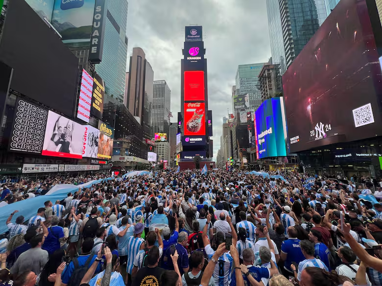 messimania miles de argentinos se juntaron en times square para alentar a la seleccion y saludar a messi