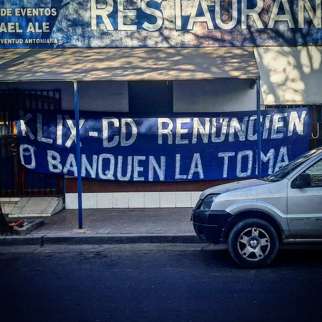 hinchas de juventud colgaron una bandera en contra de la comision directiva