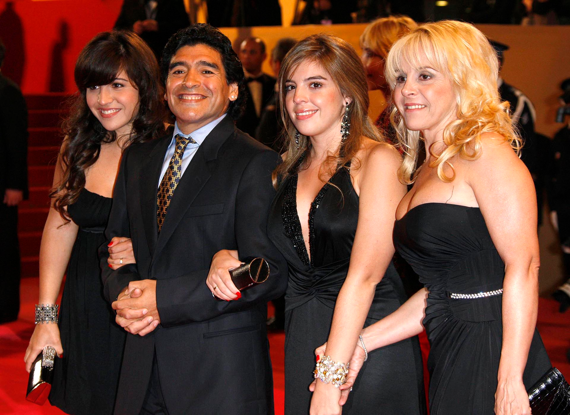 los hijos de maradona piden trasladar su cuerpo al mausoleo de puerto madero