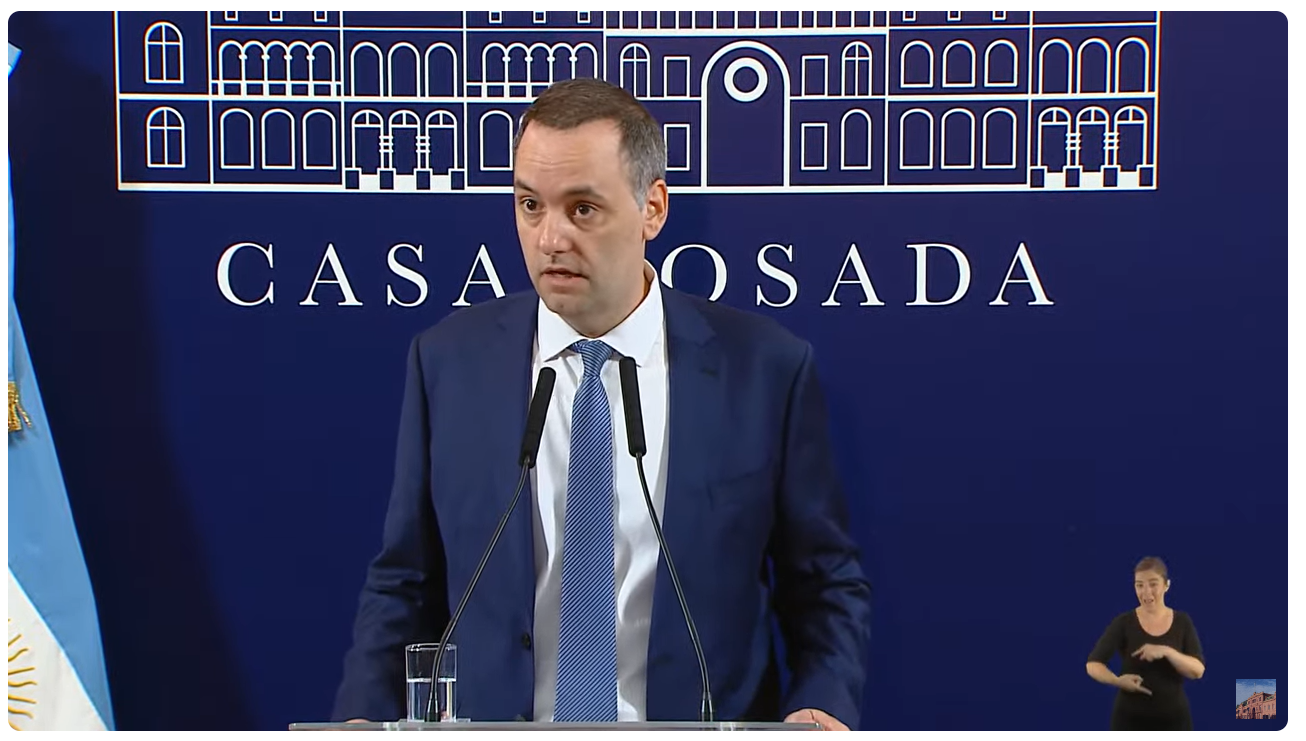 por dnu milei redujo a la mitad el gabinete