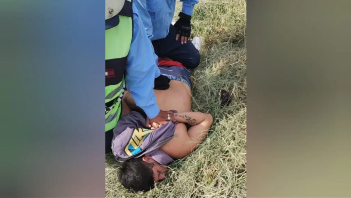 un joven amenazo con un cuchillo a un agente de transito para robarle el casco