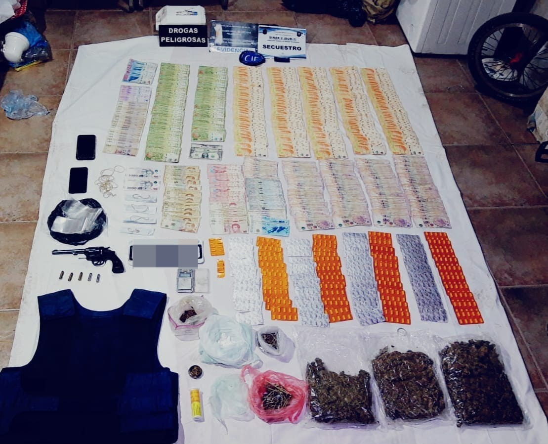 mega decomiso de 6000 dosis de marihuana cocaina y pastillas de clonazepam en villa mitre