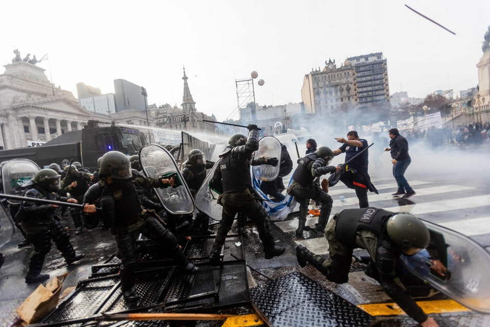 el gobierno de milei califico de excelente la represion de la policia a los grupos terroristas