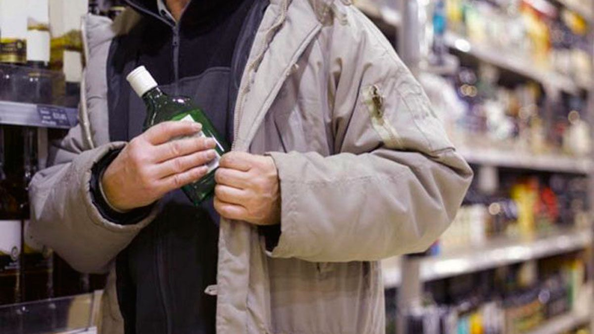 chinos saltenos redujeron a un turista mendocino por llevarse un whisky sin pagar