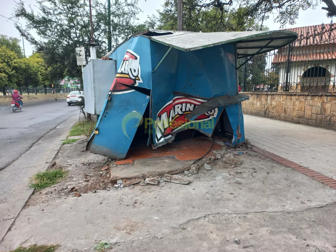 borracho al volante con 6 60 gs de alcohol se llevo puesto un carrito de comidas en la terminal