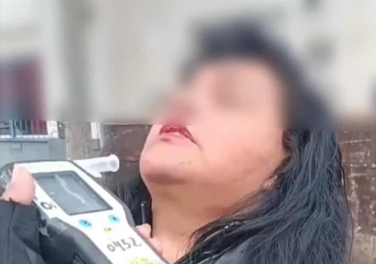 una senora pasada de copas no soplo la pipeta porque el alcohol apenas la podia sostener