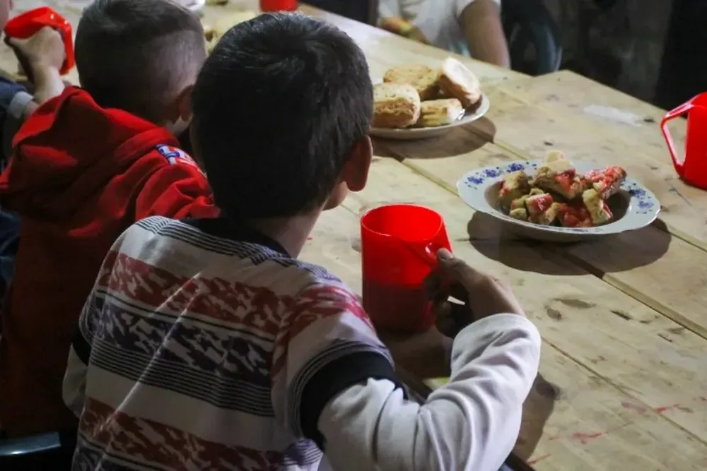 un informe asegura que en argentina hay 4 millones de chicos que no tienen garantizada su comida diaria