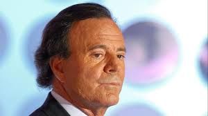 dos exempleadas denunciaron a julio iglesias por agresiones sexuales y acoso