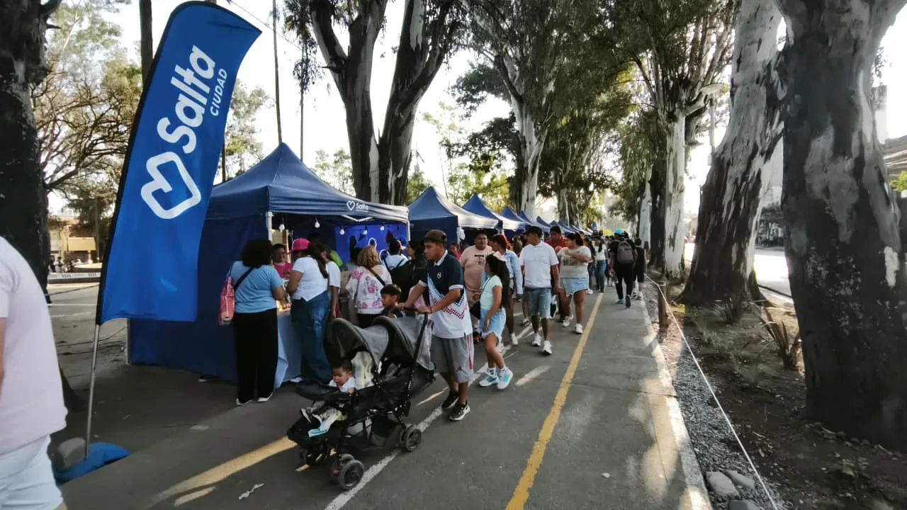 Visitantes recorren los stands de la Feria del Milagro en el parque San Martín de Salta