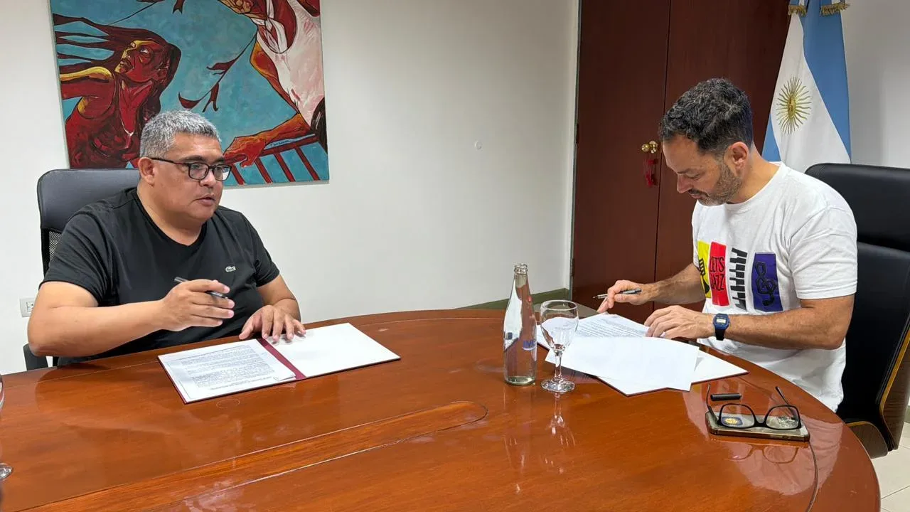 El intendente Emiliano Durand y el secretario general de ASIJEMIN firman un convenio de capacitación en minería