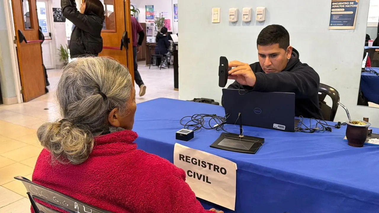 Personal municipal realiza un trámite de Registro Civil a una vecina durante un operativo integral