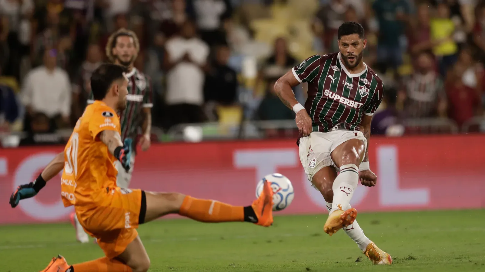Un delantero de Fluminense define ante la salida del arquero de Platense