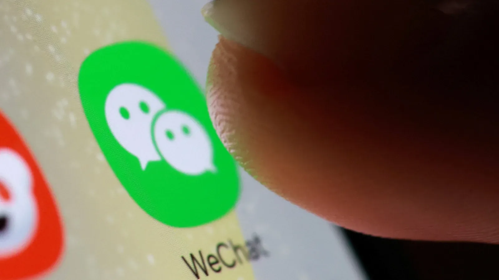 Primer plano del ícono de la aplicación WeChat en la pantalla de un teléfono