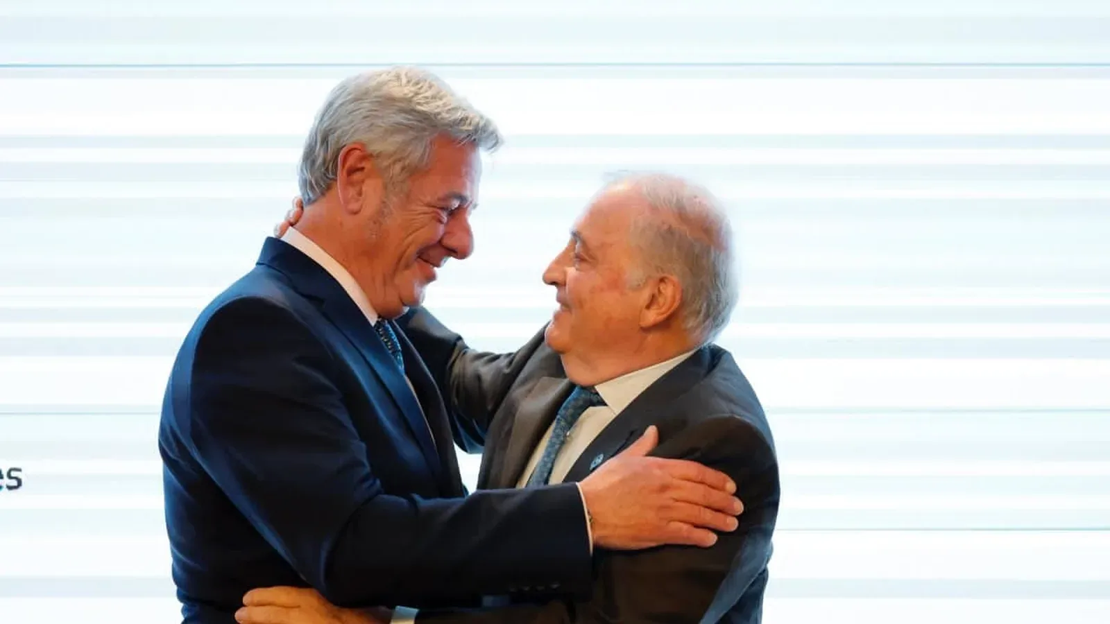 Dos dirigentes rurales se saludan con un abrazo tras la asamblea