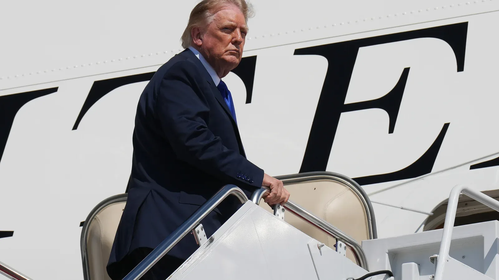 Donald Trump sube por la escalerilla del avión presidencial