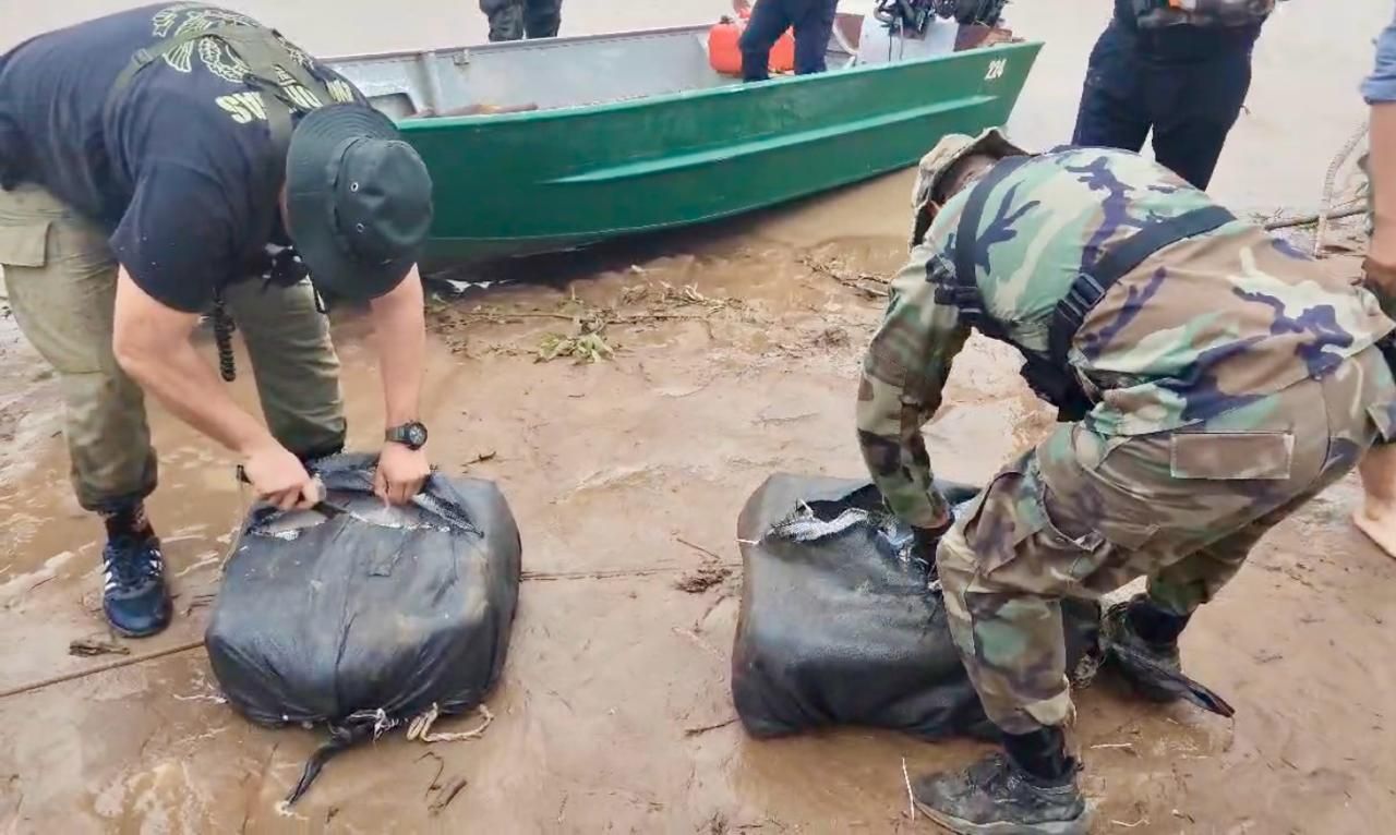 gendarmes frustraron el paso de 49 kilos de marihuana por el rio bermejo