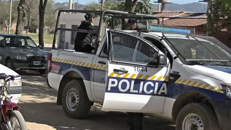 Un móvil de la Policía de Salta estacionado frente a una dependencia policial
