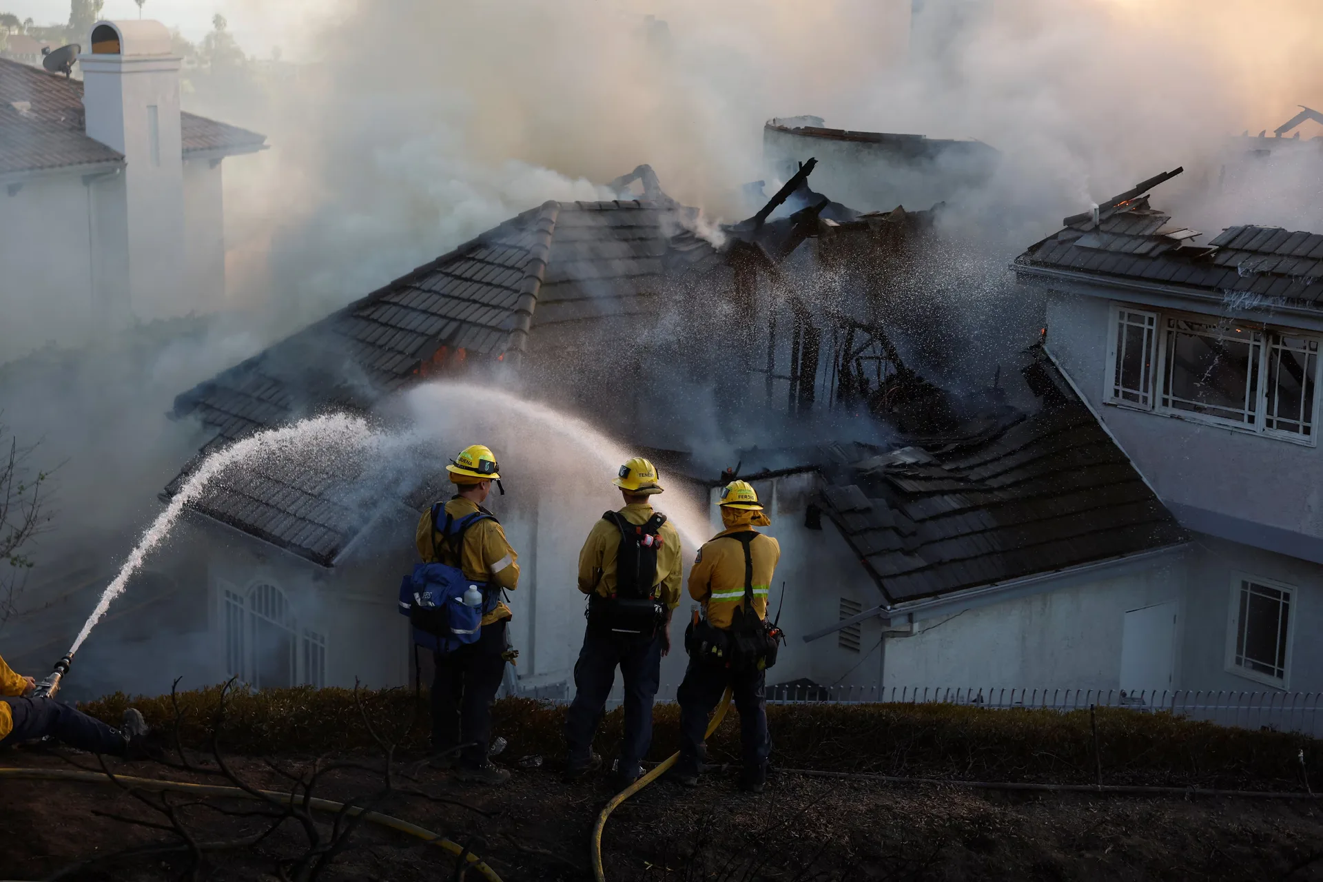 Incendios forestales dejan viviendas afectadas y miles de evacuados en California