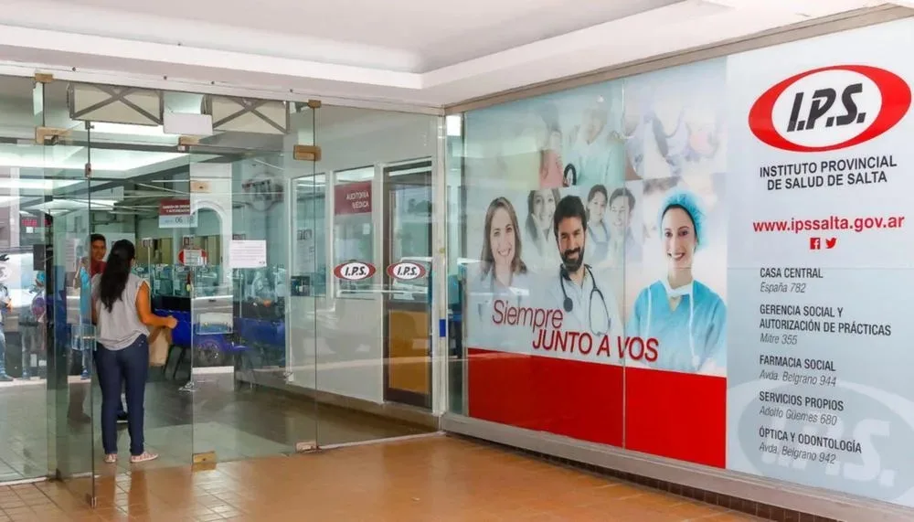 Ingreso de las oficinas del Instituto Provincial de Salud de Salta (IPS), con su cartelería institucional