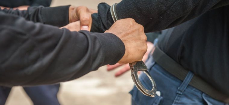 imputaron a un vivo que se quedo con el bolso de un accidentado