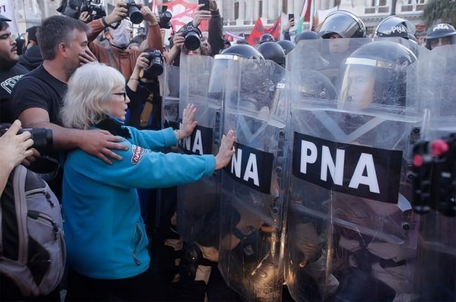 vallas megaoperativo policial y represion en la marcha de los jubilados