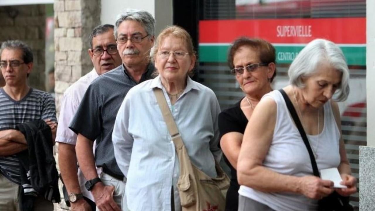 fuerte reves para el gobierno el senado convirtio en ley el aumento para los jubilados y la extension de la moratoria