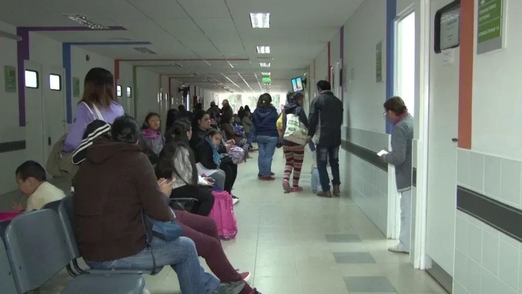 el gobierno anuncio que los extranjeros deberan pagar en los hospitales y podrian ser deportados