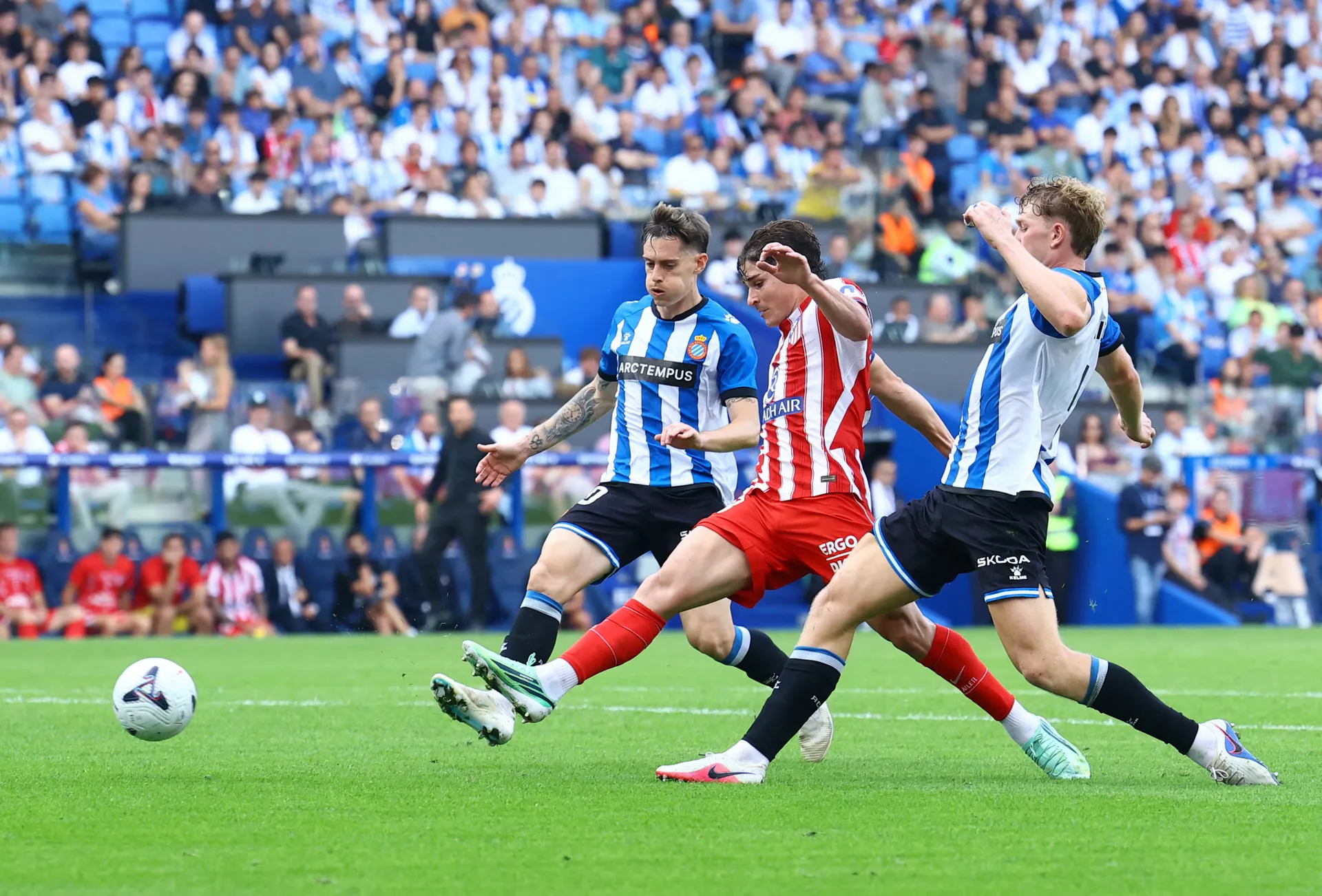 Julián Álvarez falló una clara ocasión y profundizó su sequía de gol en el Atlético de Madrid