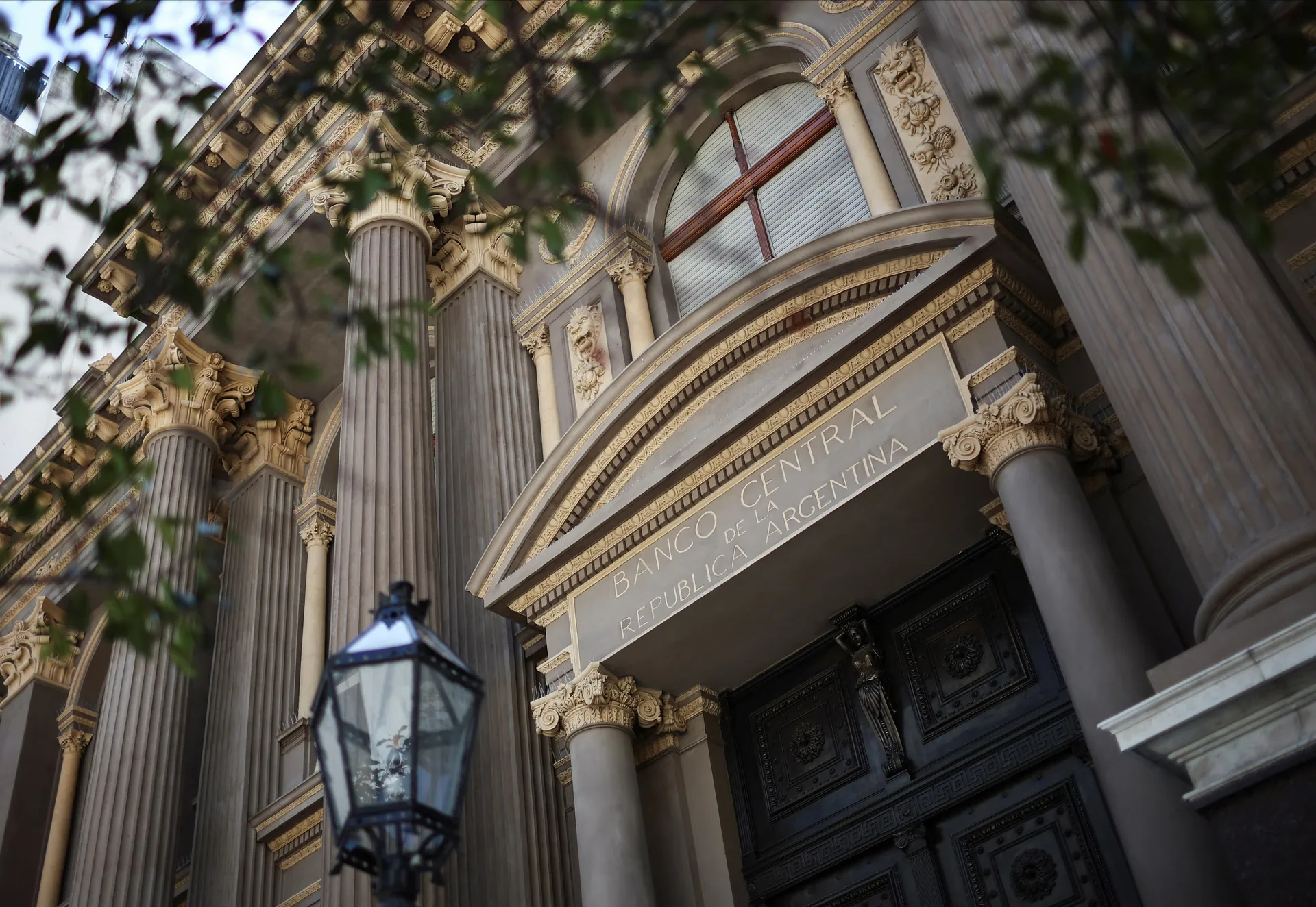 La auditora oficialista en la AGN defendió a Bausili por el informe sobre el oro del Banco Central