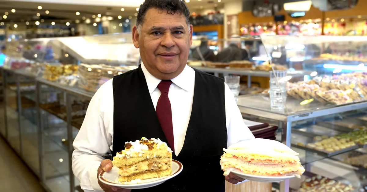 La confitería porteña donde Charly García acordó formar Sui Generis, con 70 años de sándwiches de miga