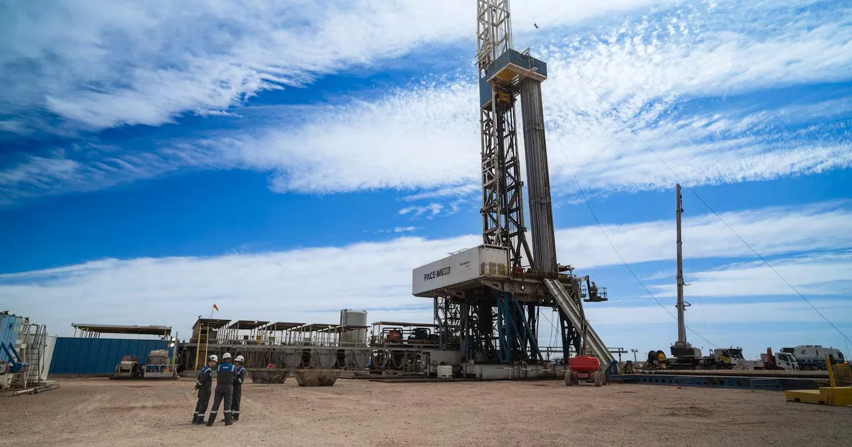 La producción de petróleo marcó un nuevo récord y está a un paso del millón de barriles diarios