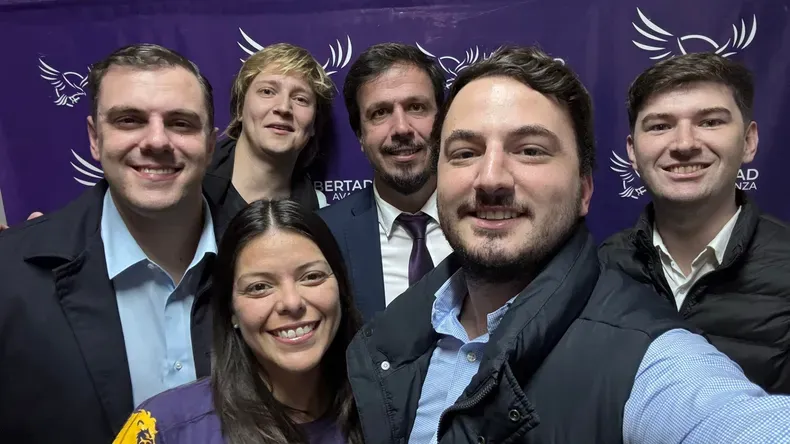 violencia en la legislatura detienen a un militante libertario tras agredir a una diputada oficialista