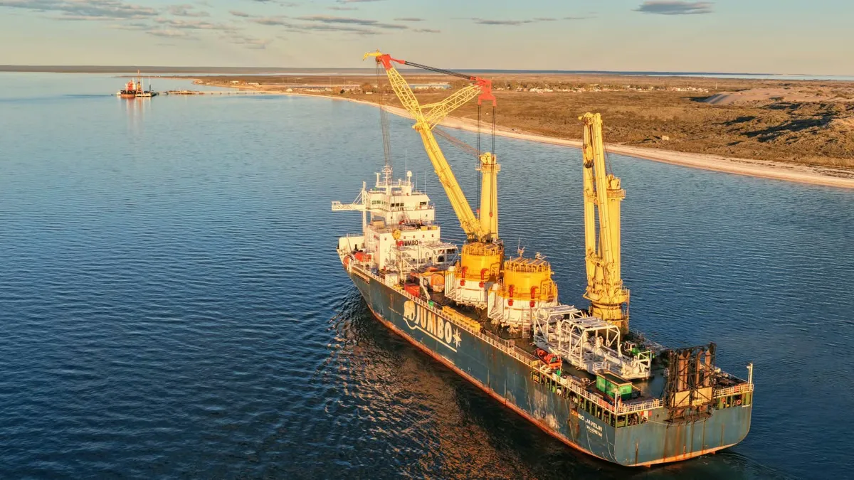 Llegaron al país las monoboyas que van a exportar el petróleo de Vaca Muerta