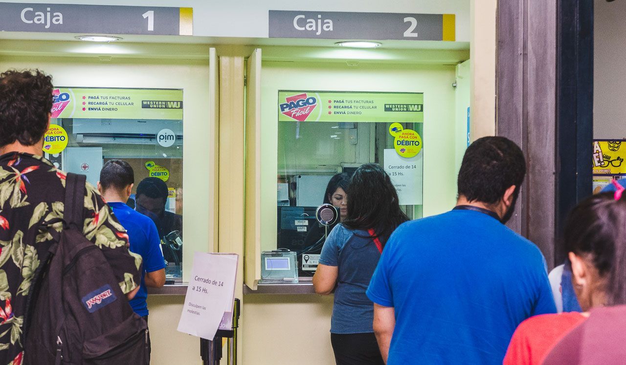 estafa en un pago facil una cajera se transfirio 22 millones a su cuenta