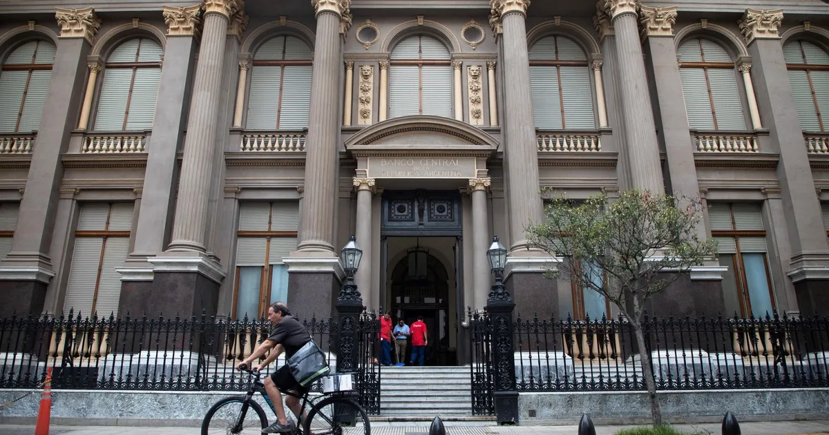 Los argentinos volvieron a comprar fuerte dólares en septiembre, según el Banco Central