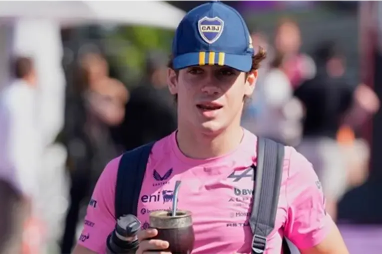 colapinto llego al gp de australia con gorra de boca y mate antes de su debut como titular